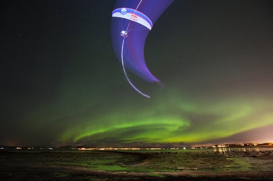 horacio-llorens-paragliding-under-the-aurora-borealis-in-tromso-norway